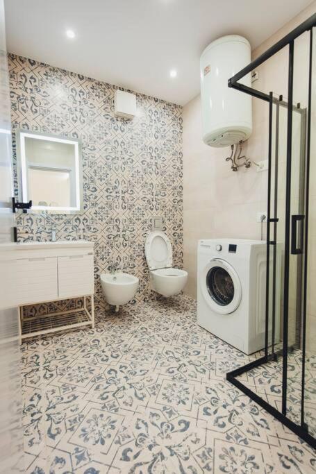 Luxury Apartment At Myslym Shyri Tirana Bagian luar foto