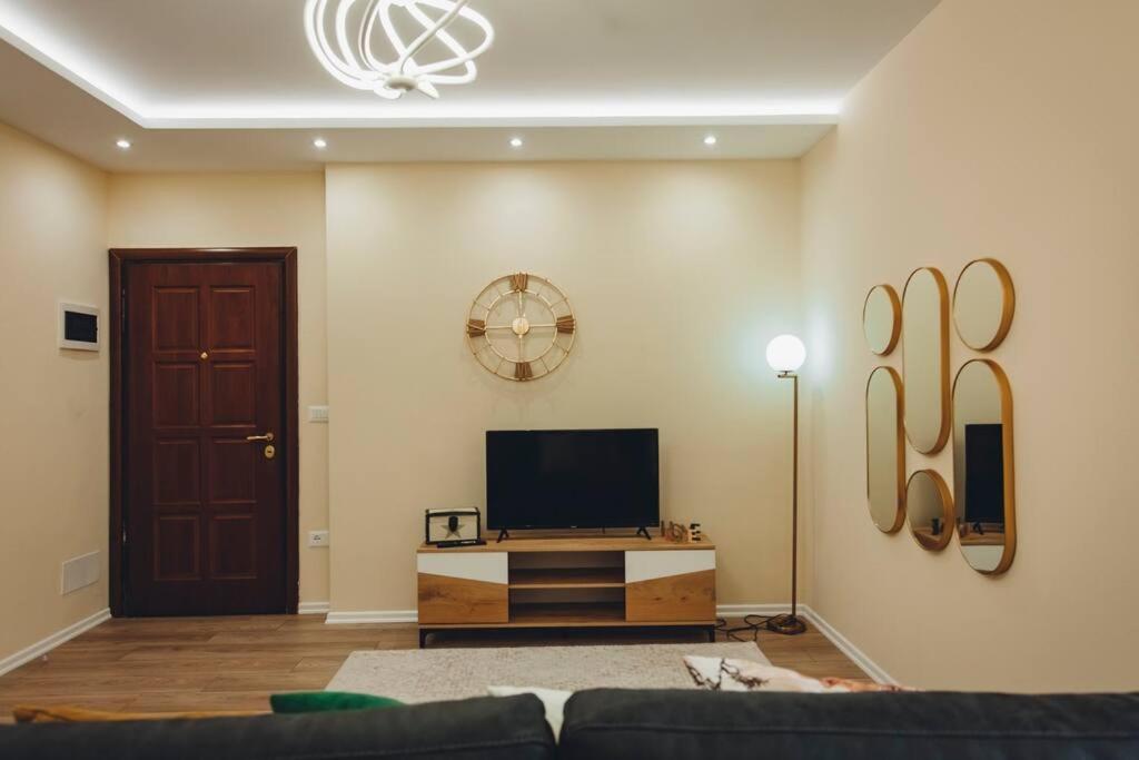 Luxury Apartment At Myslym Shyri Tirana Bagian luar foto