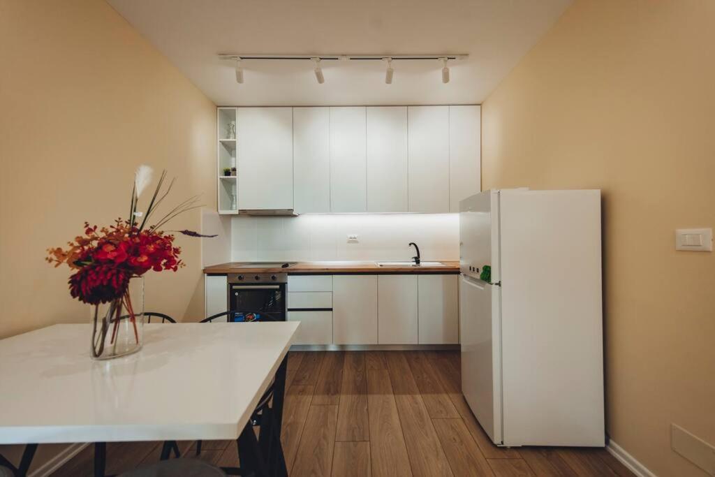 Luxury Apartment At Myslym Shyri Tirana Bagian luar foto