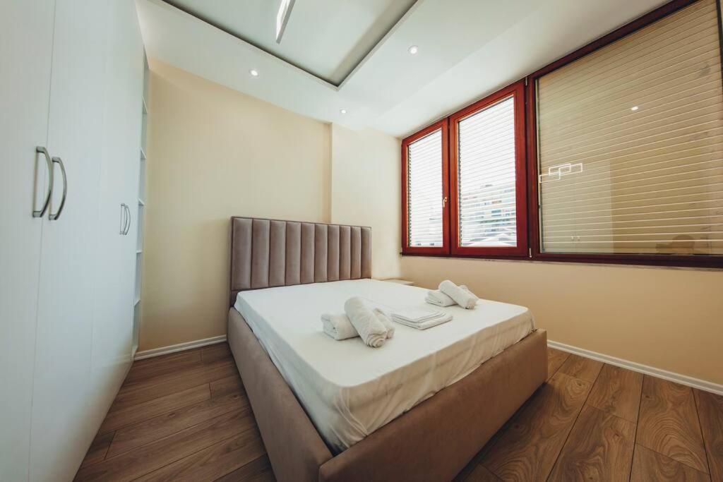 Luxury Apartment At Myslym Shyri Tirana Bagian luar foto