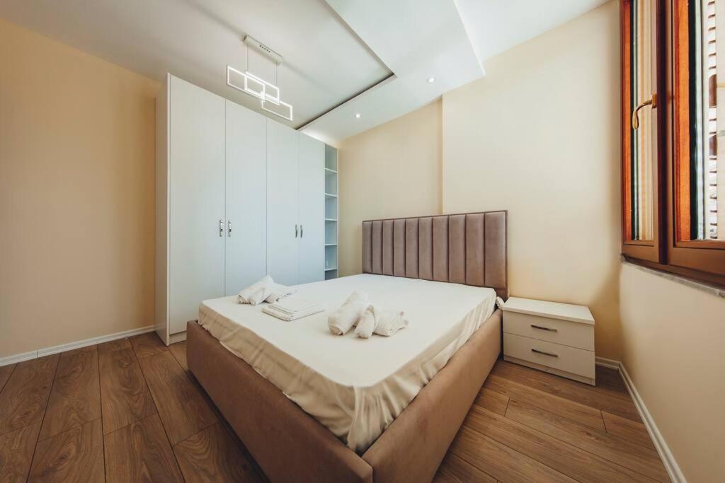 Luxury Apartment At Myslym Shyri Tirana Bagian luar foto